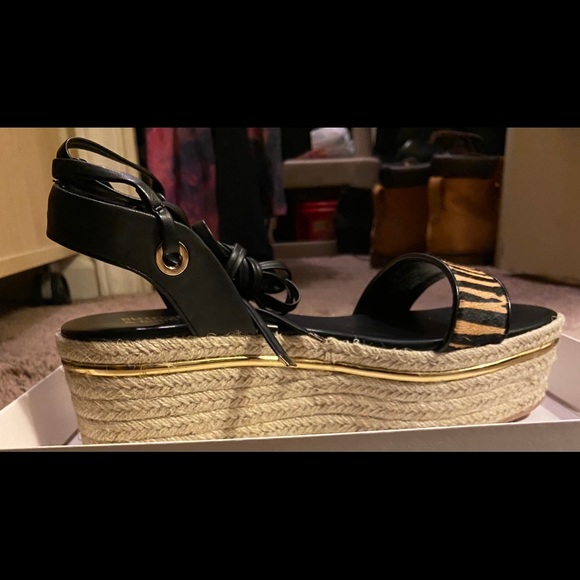 Black and Tan Tiger stripes sandals - Picture 3 of 5